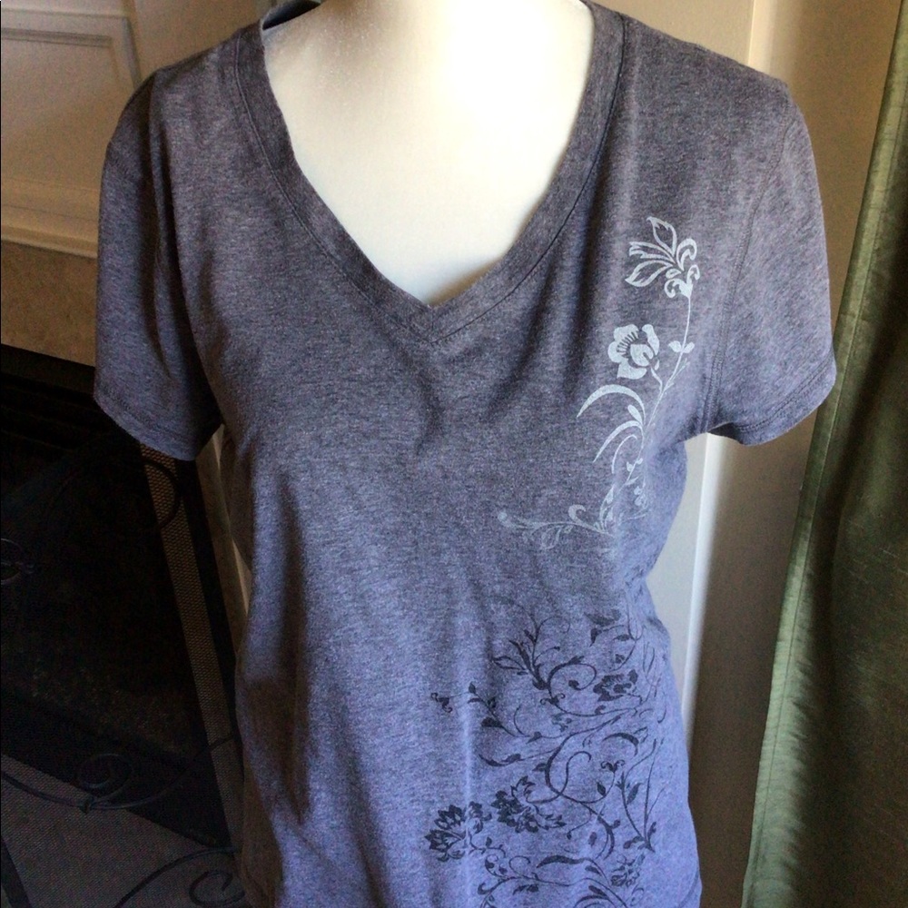 Tek gear v-neck T-shirt size XL